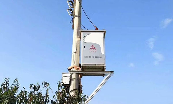 浙江能容電力設(shè)備有限公司順利通過(guò)了ISO9001質(zhì)量管理體系、ISO14001環(huán)境管理體系、OHSAS18001職業(yè)健康安全管理體系三項(xiàng)認(rèn)證